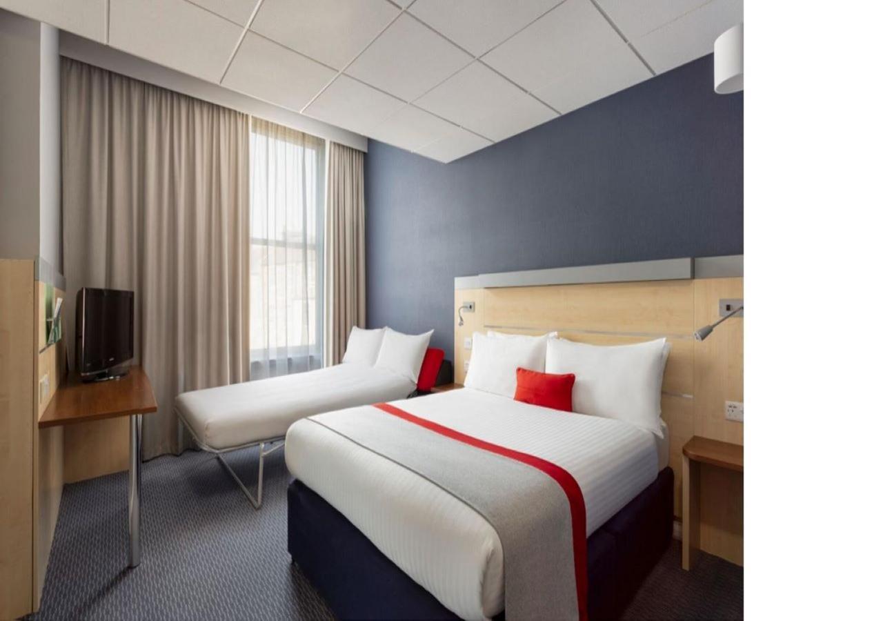 Standard Doppelzimmer mit Einzelschlafsofa und kostenlosem warmen Frühstück