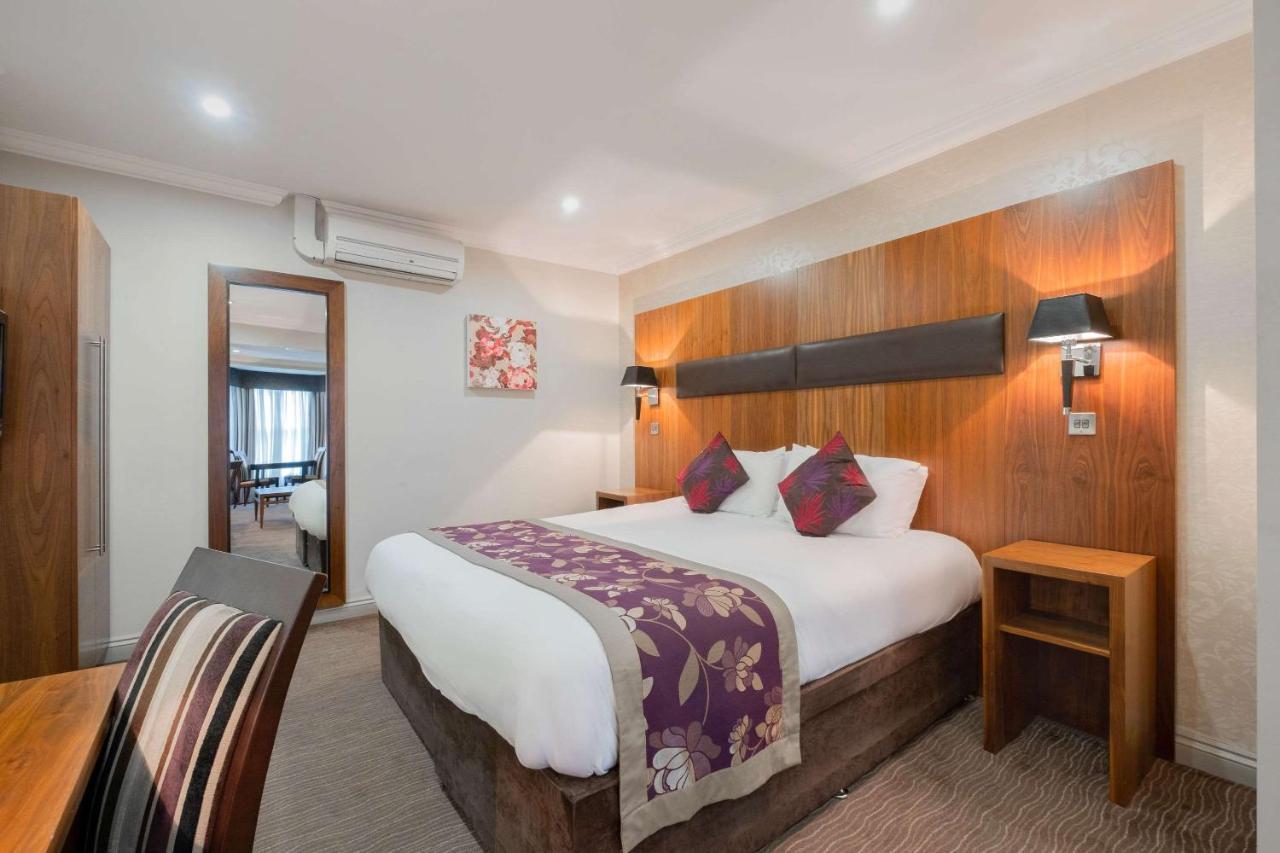 1 King Bed, Mobility Accessible Room, Bathtub w/ Grab Bars, Non-Smoking