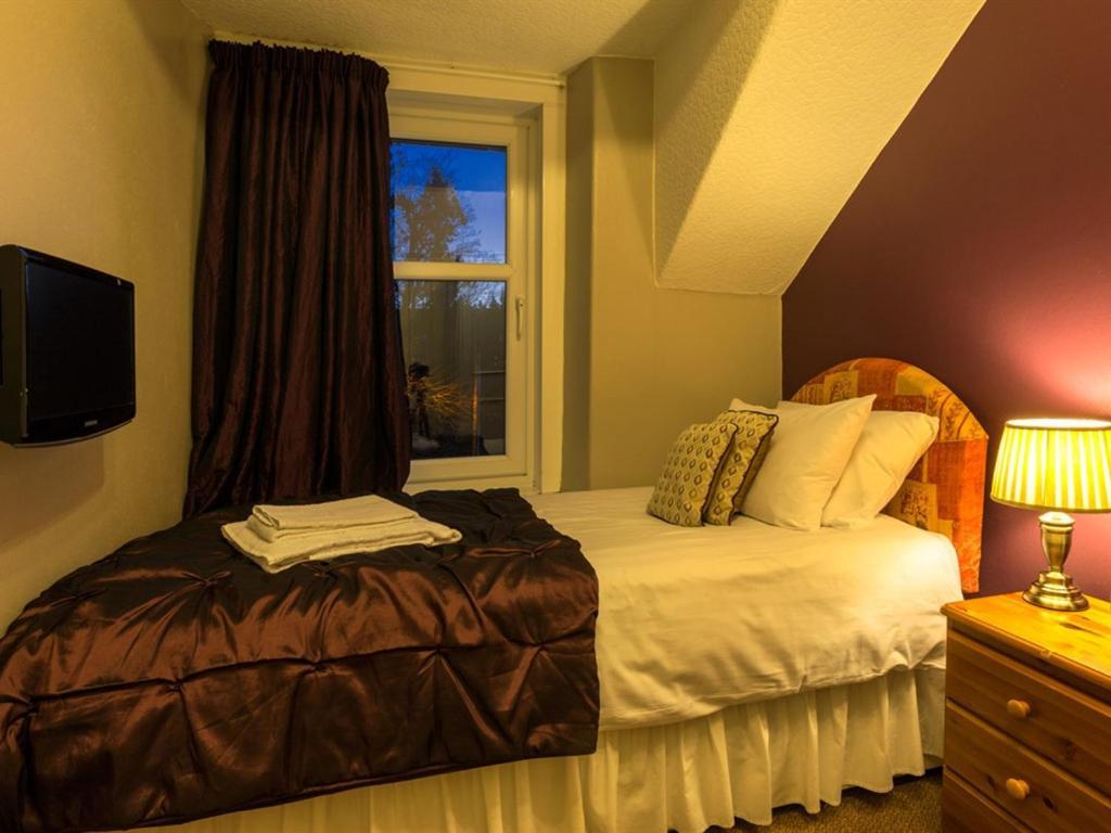 Single Room with Shared Bathroom