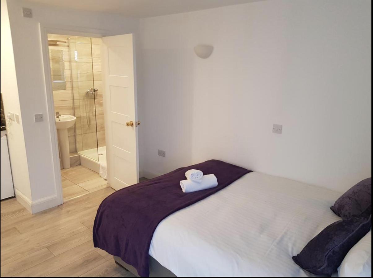 Deluxe Queen Room - Park and Fly 7 Days