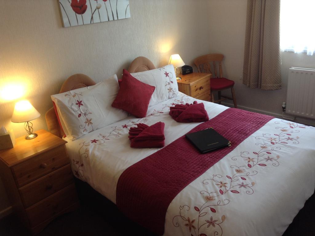 Queen Room with En Suite Bathroom