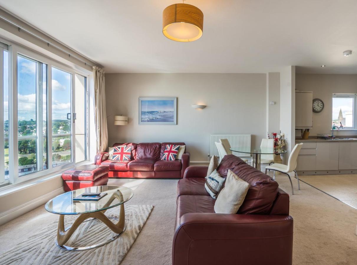 Premier Two Bedroom Apartment with Sea View – 17
