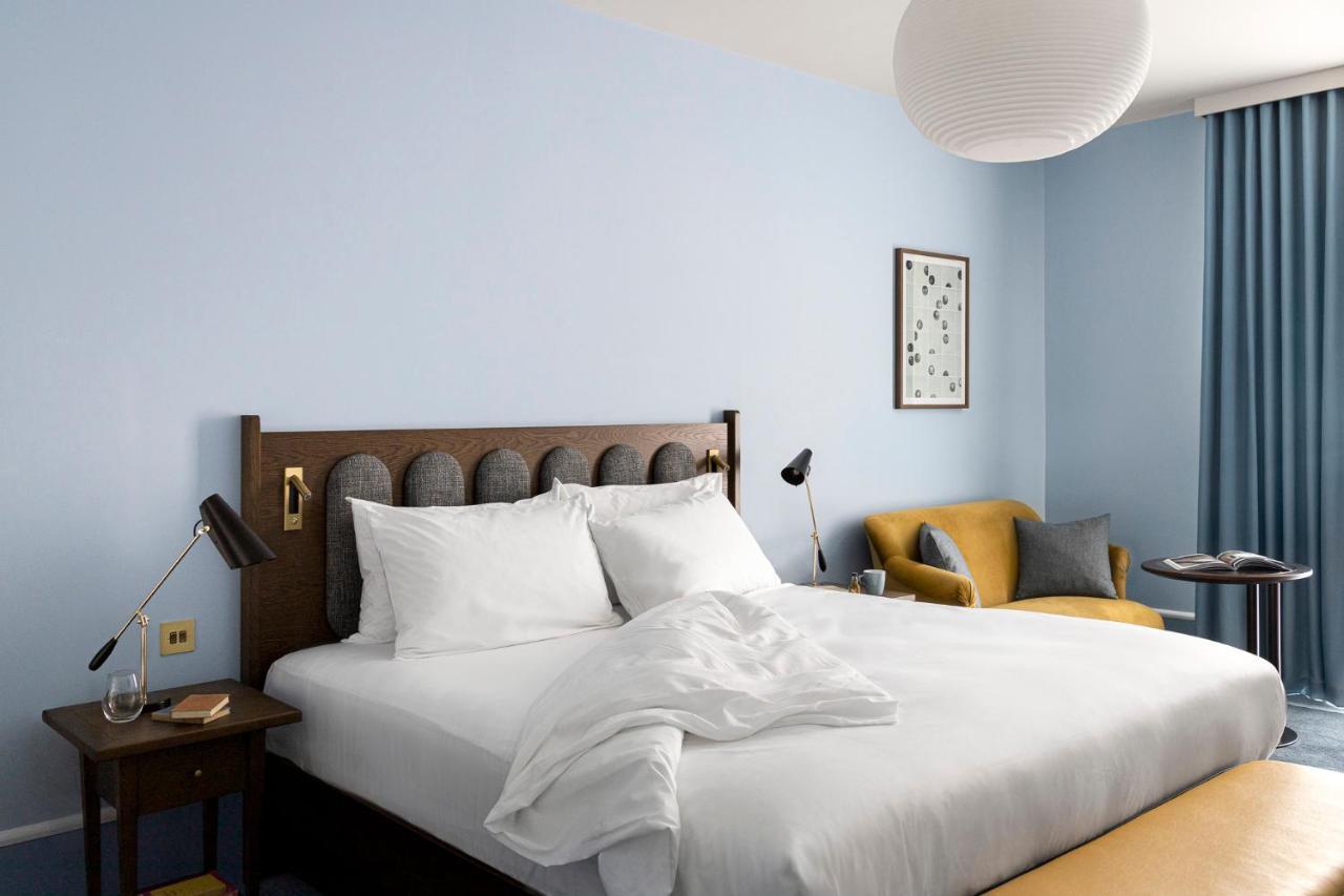 Zimmer mit Kingsize-Bett