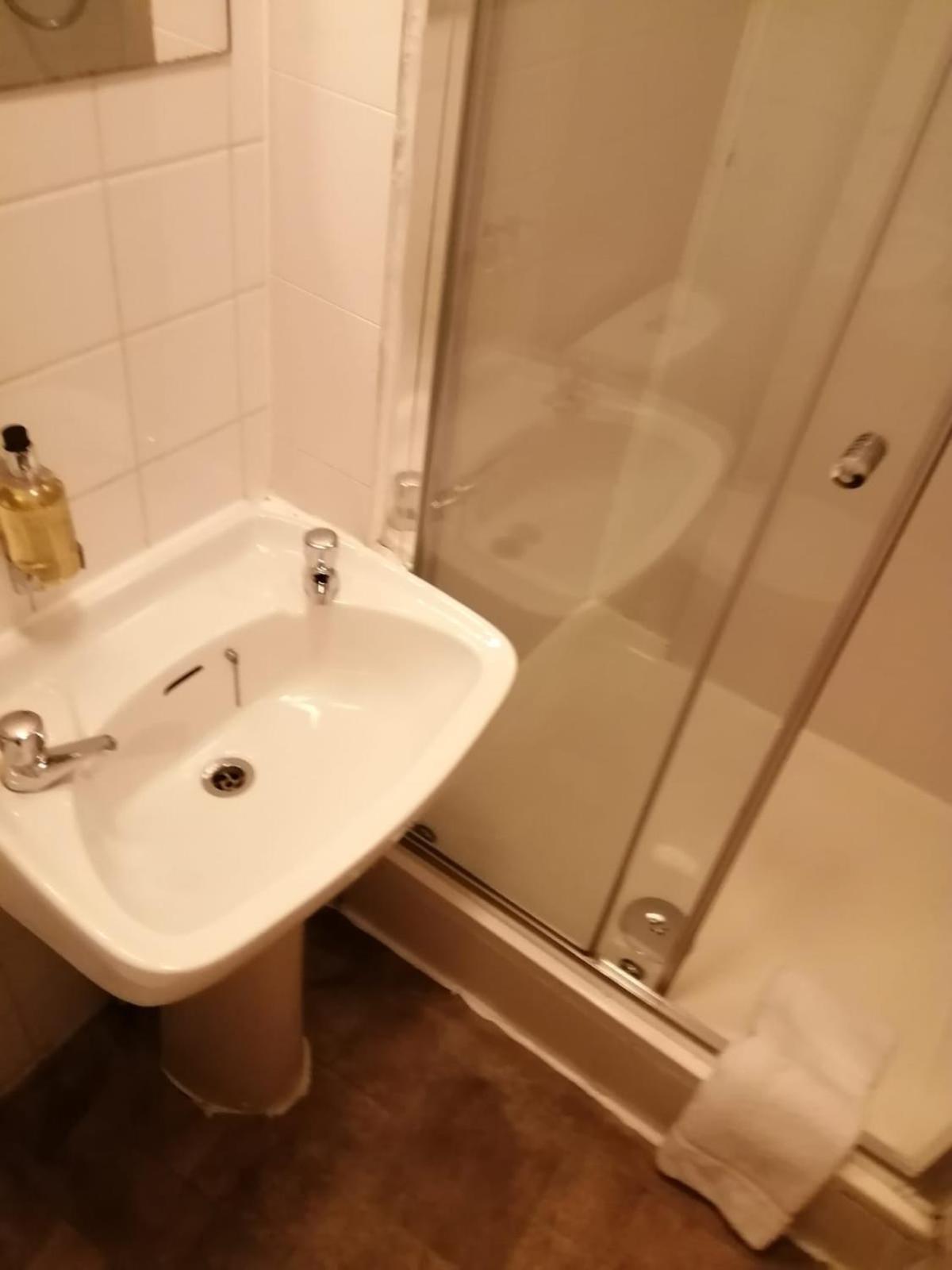Single Room Private External Bathroom,1210039414:JPEG
