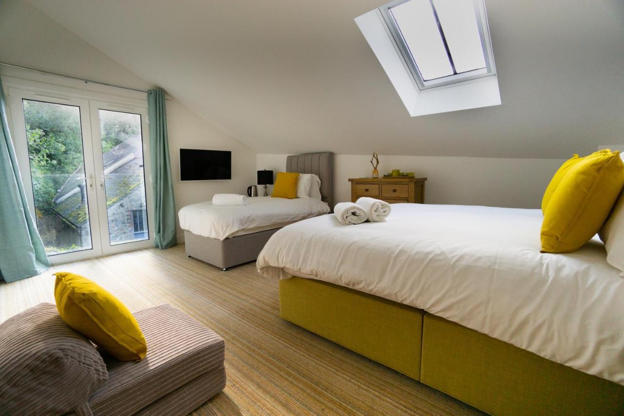 Family Room with Garden View
