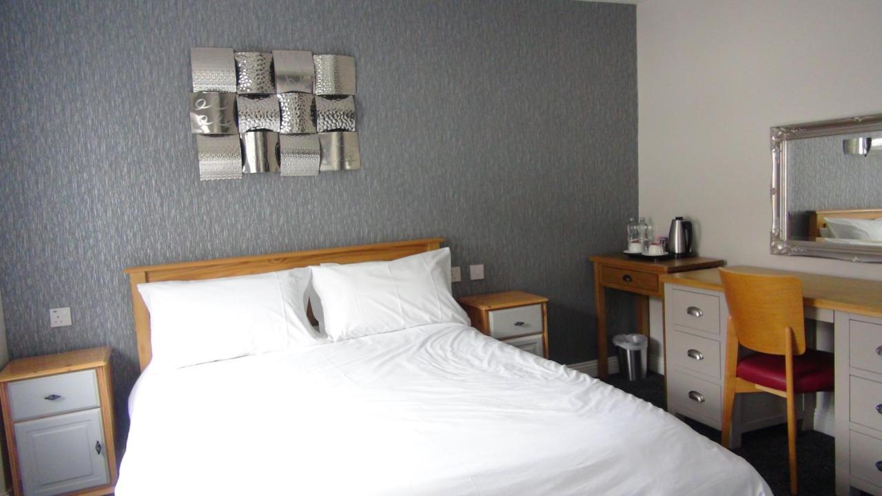 Double Room Private Bathroom NOISY LOCATED ABOVE PUB 1st floor