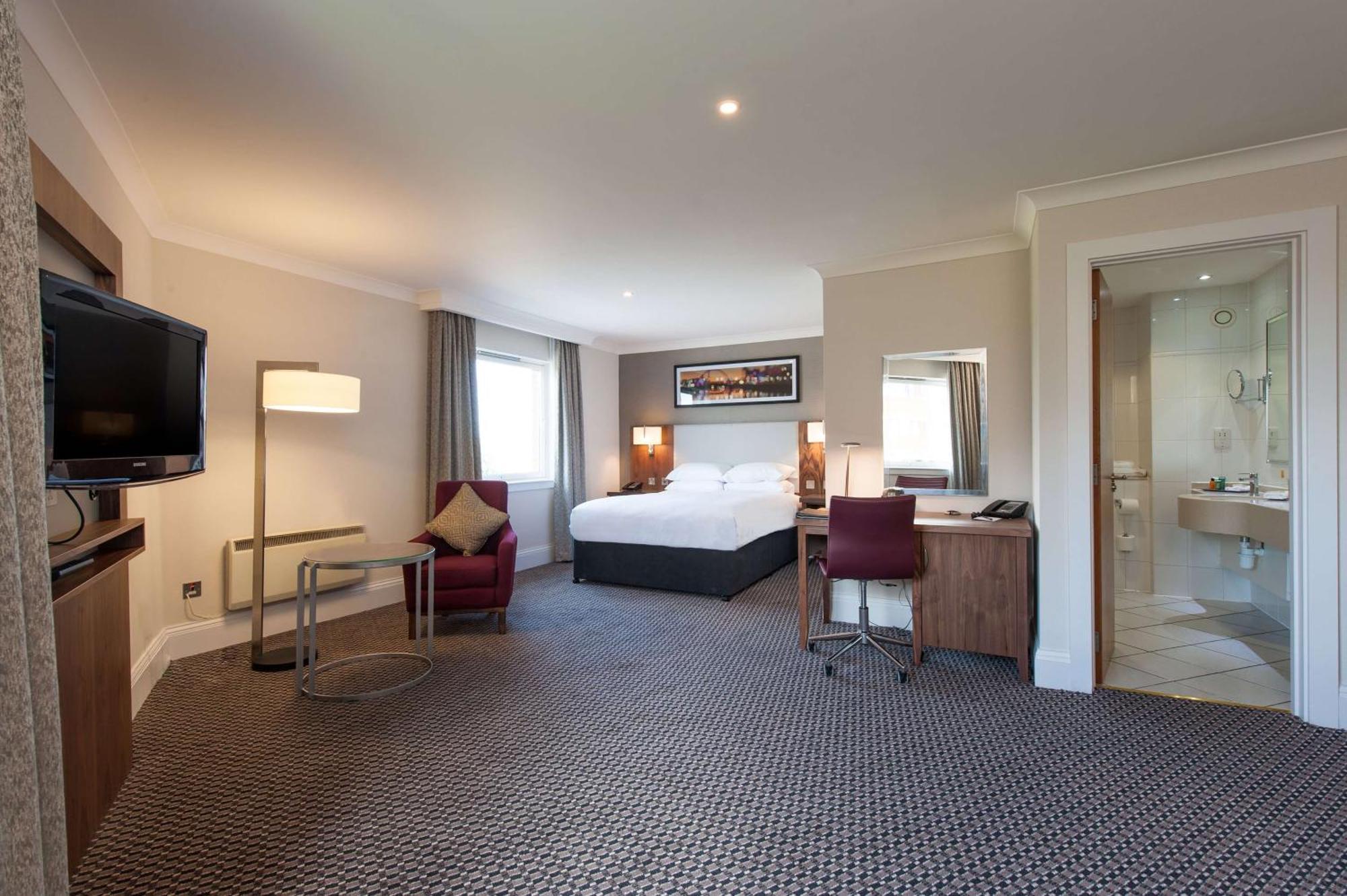 Junior Queen Suite