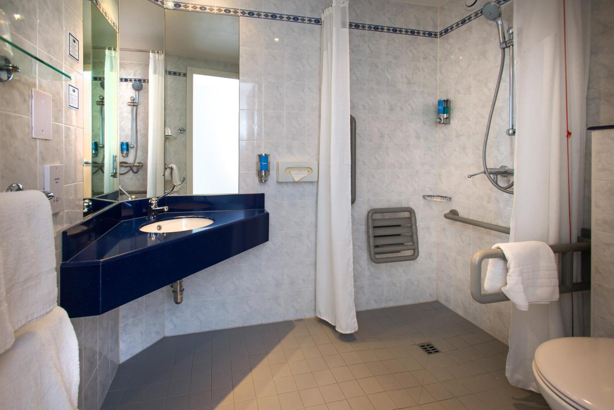 Double Room with Free Hot Breakfast - Accessible