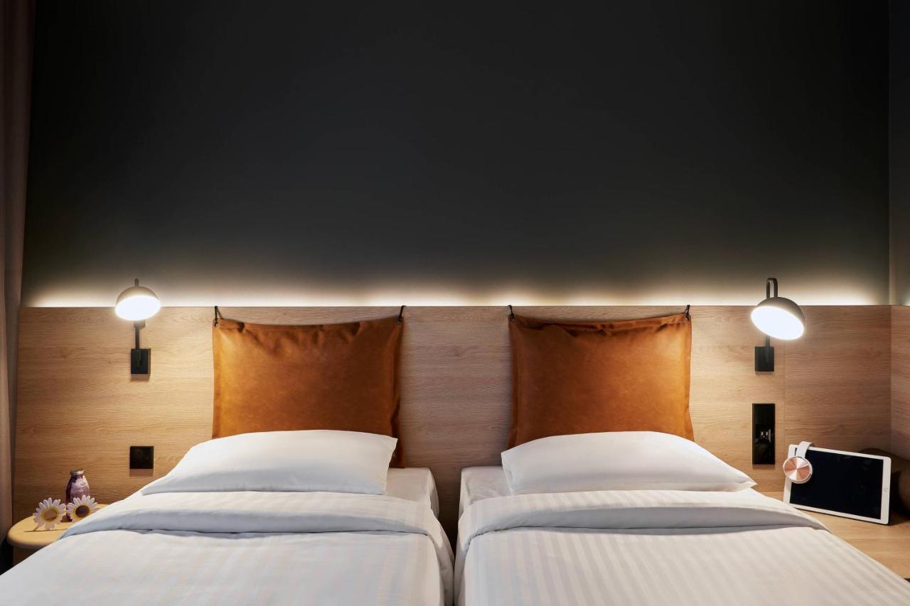 Moxy Twin Room,1392878108:JPEG