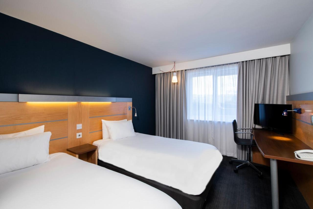 Standard Twin Room with Free Hot Breakfast - Accessible