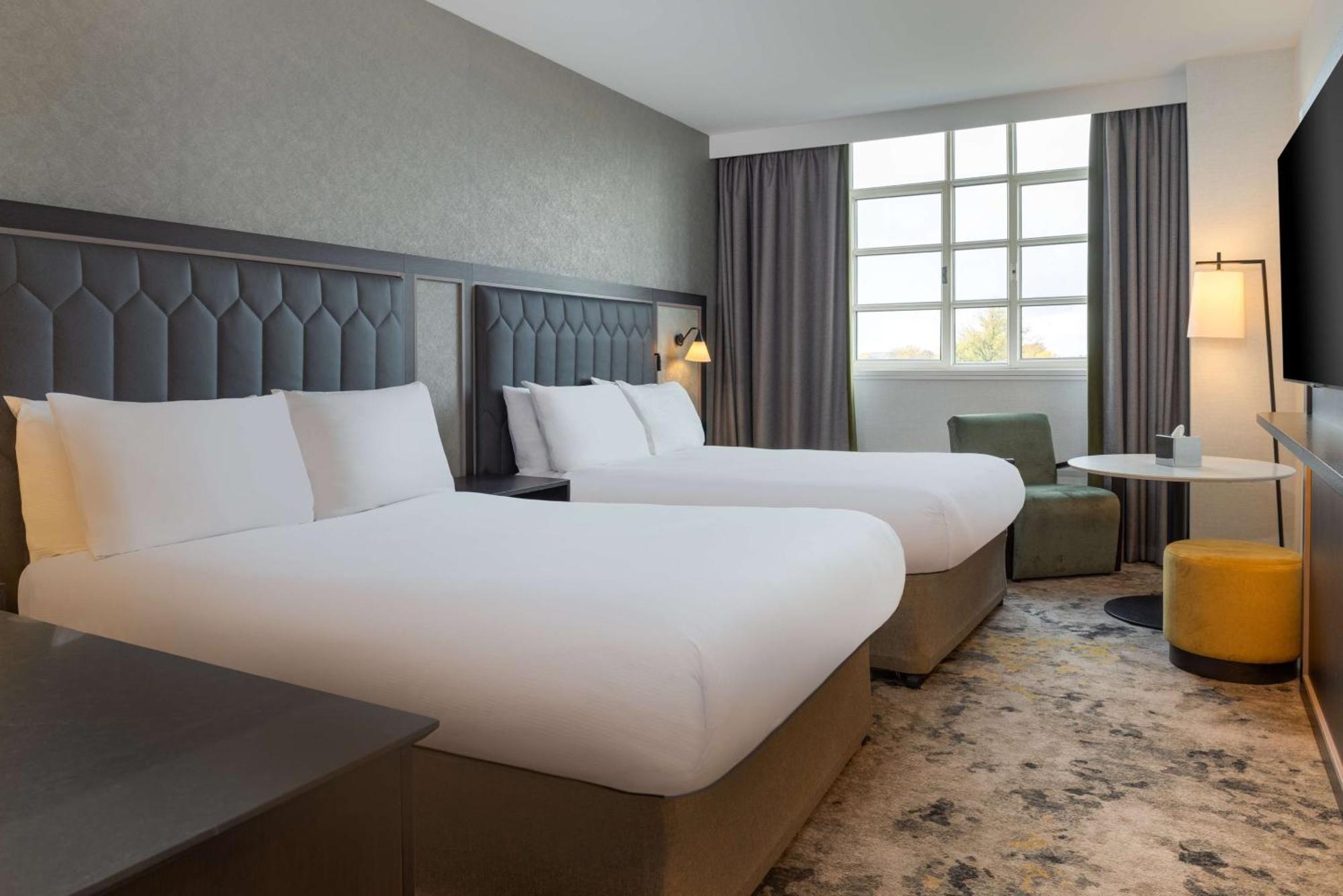 Deluxe Doppelzimmer mit 2 Doppelbetten und Blick auf die Burg