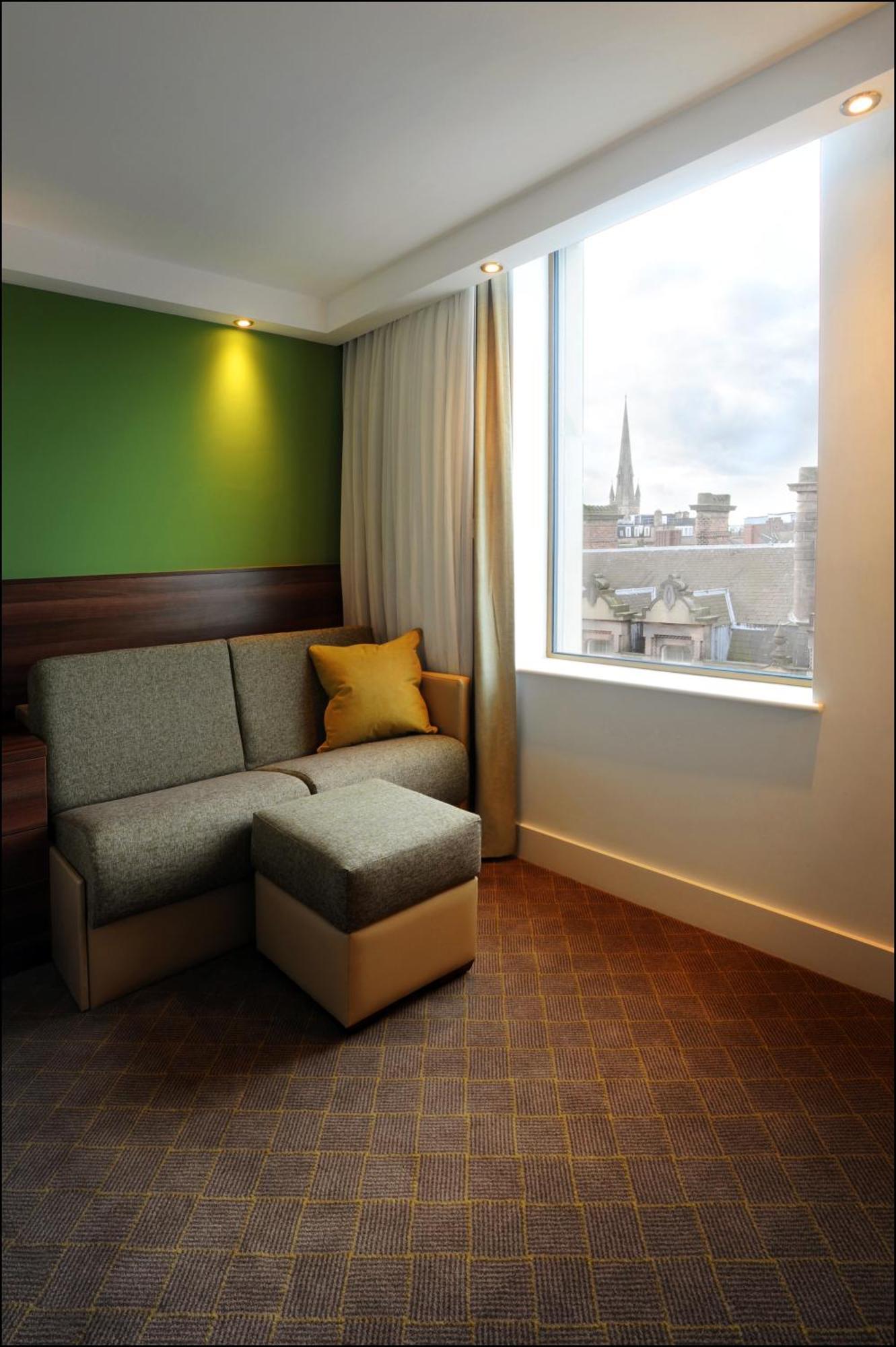 Zimmer mit Queensize-Bett und Schlafsofa