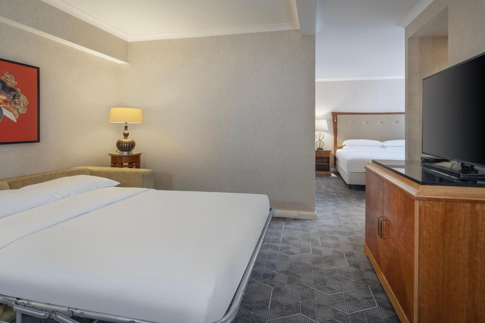 Suite mit Kingsize-Bett, Schlafsofa und Gartenblick