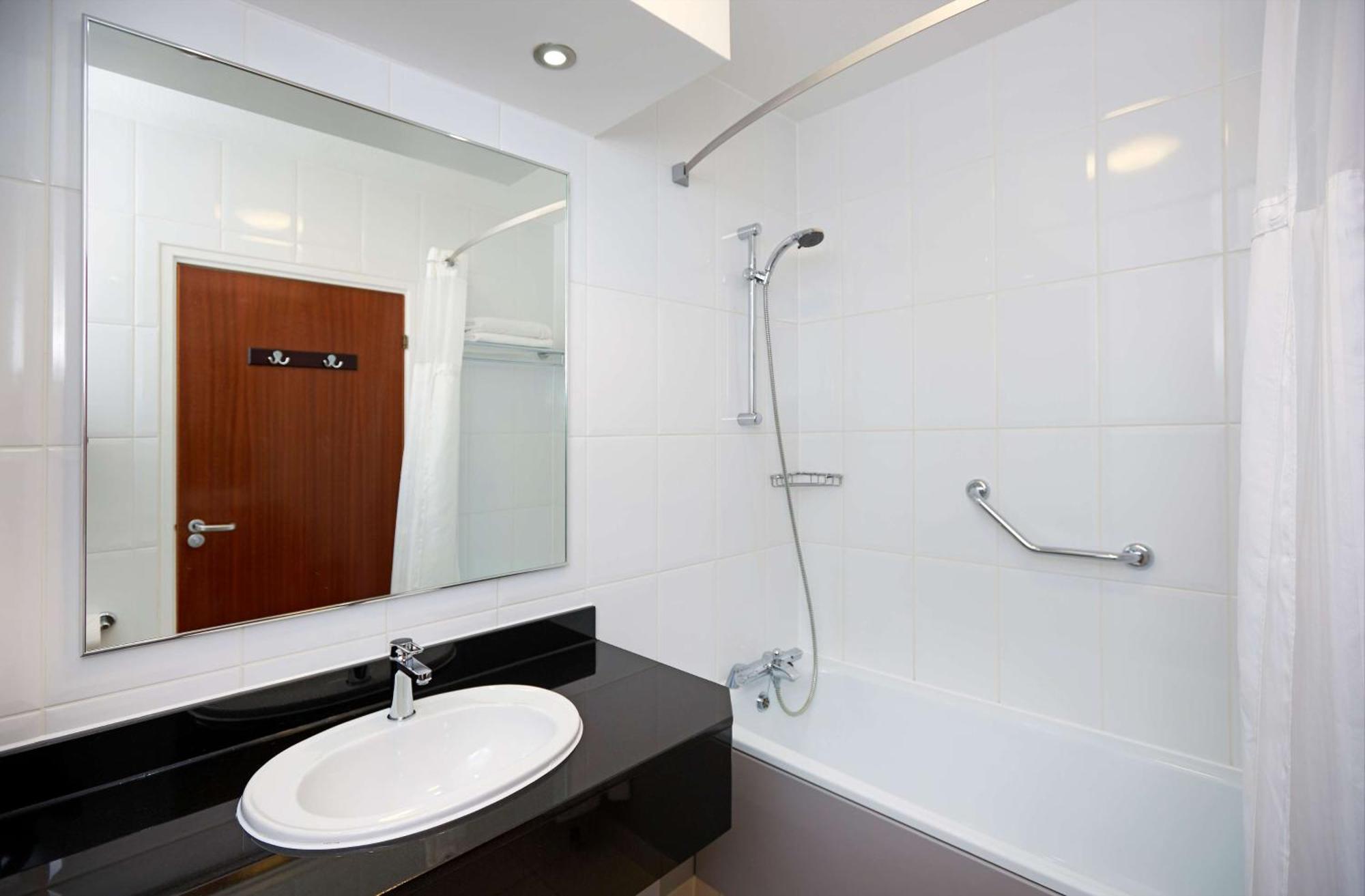 Quarto Duplo com 2 Camas de Casal