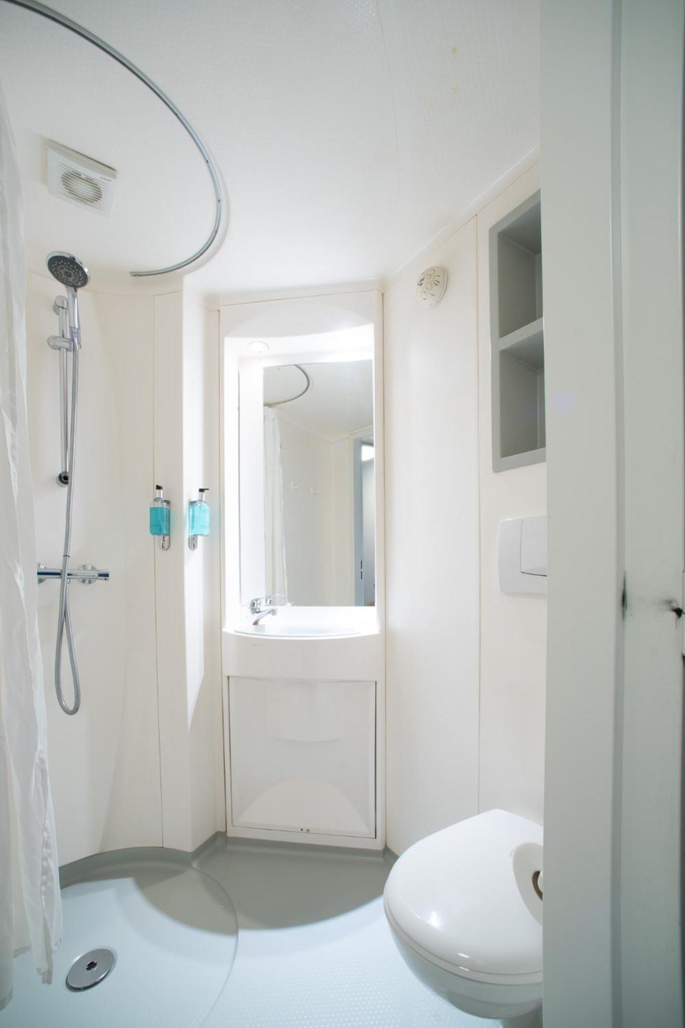 Small Double Room Window,1553258611:JPEG