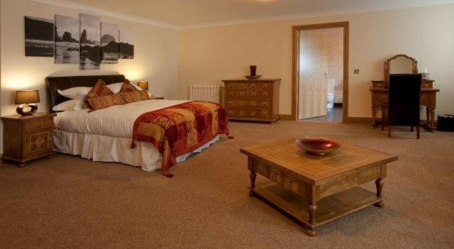 Family Room (2 Adults + 1 Child)