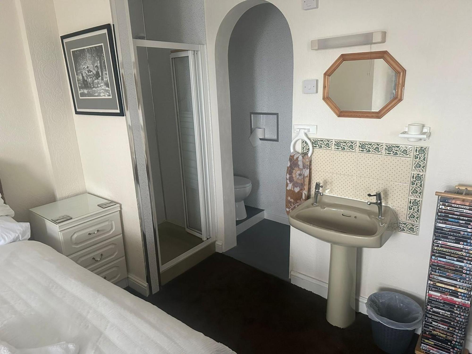 Compact Double Room - Shared