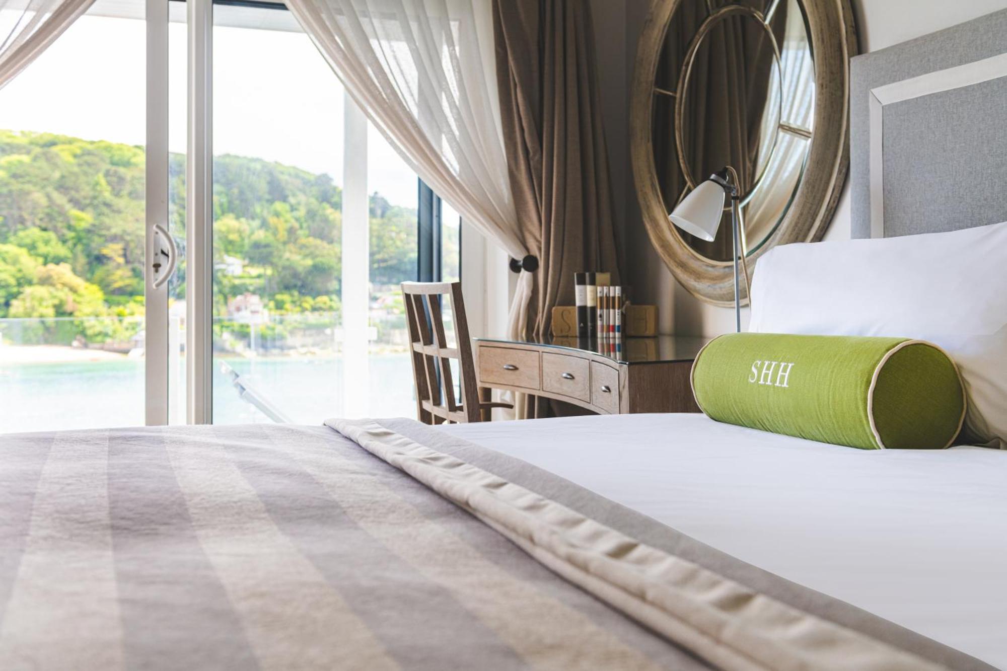 Doppelzimmer mit Balkon und Aussicht auf den Meeresarm