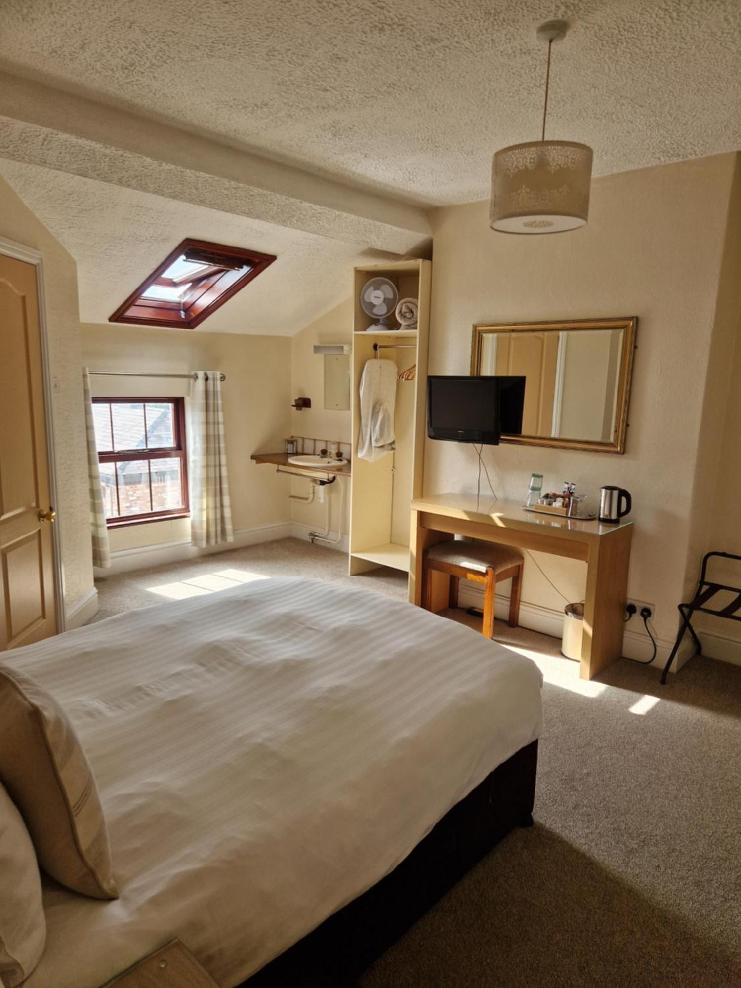 Double Room,1593653006:JPEG