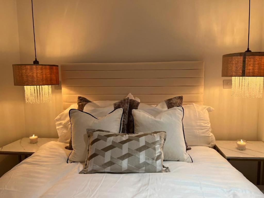 Deluxe One-Bedroom Apartment with City View