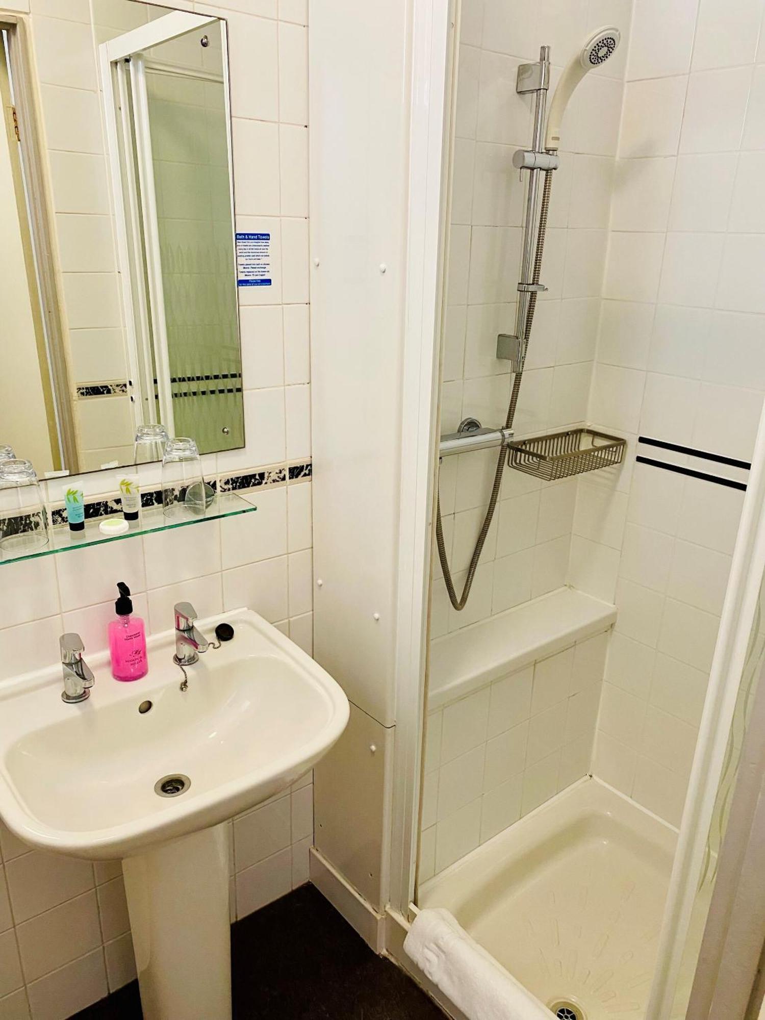 Twin Room with Private Bathroom