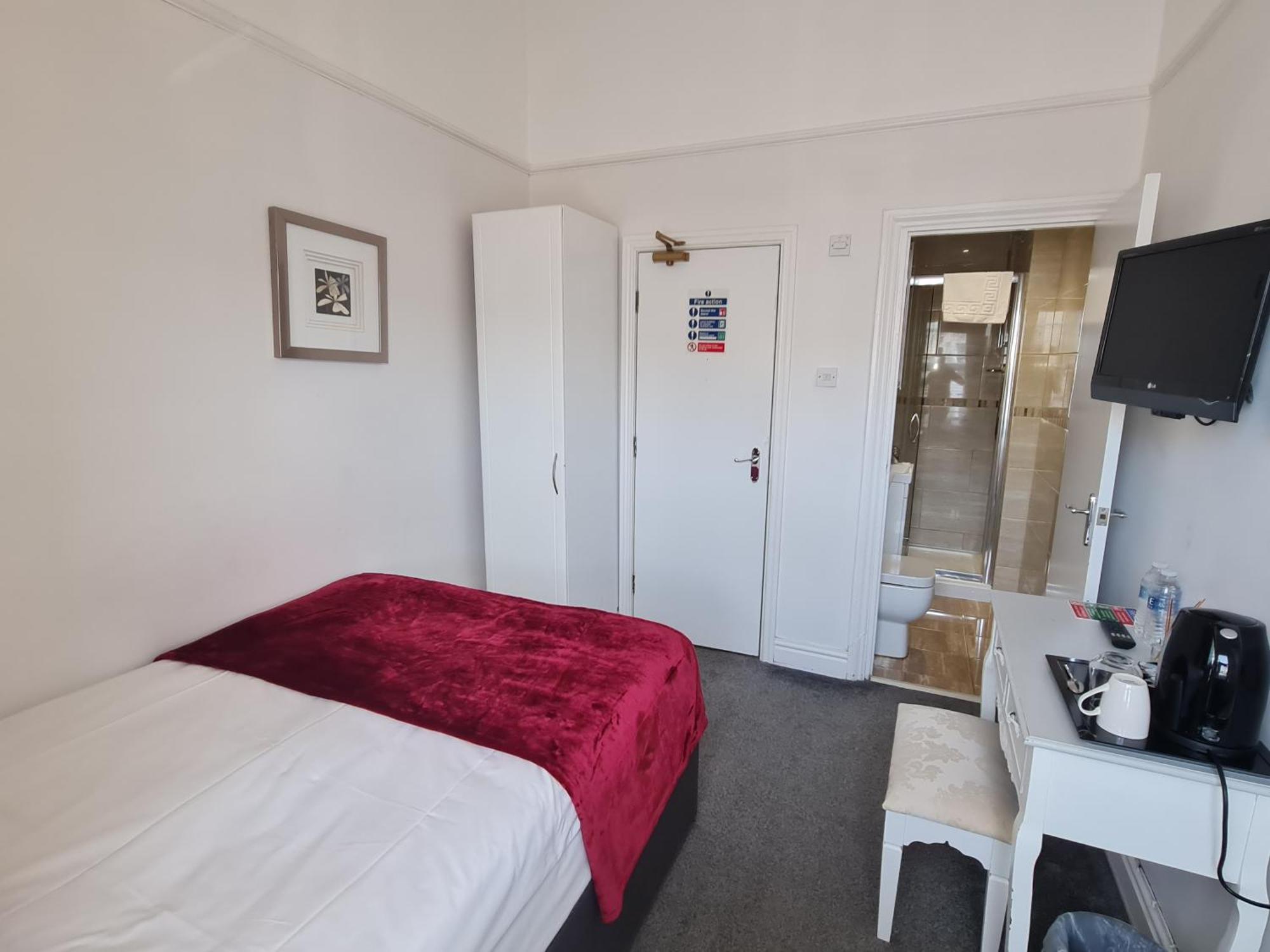 Room 2 - First Floor - En-suite Small Double Room