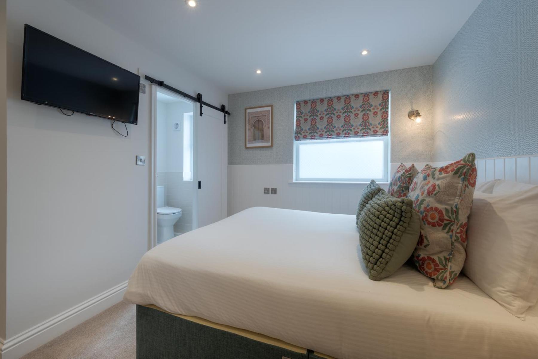 Executive King with Shower (Annex)
