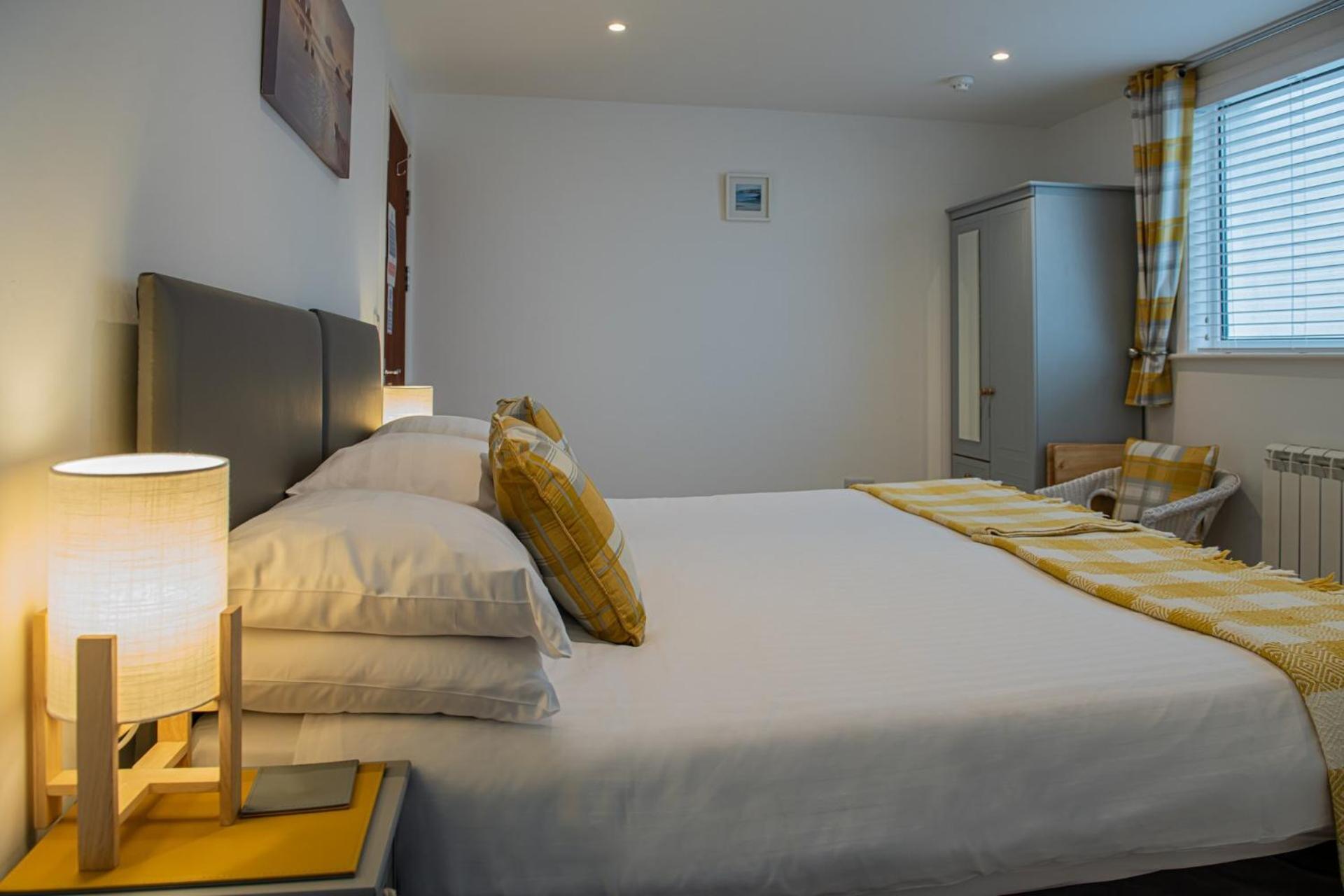 Quarto com 2 Camas de Solteiro e Banheiro Privativo
