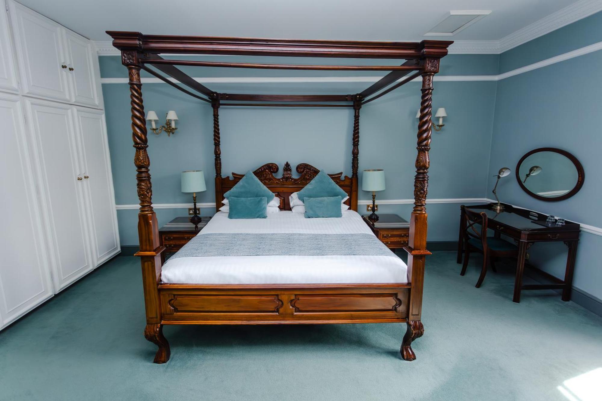 Four Poster Room