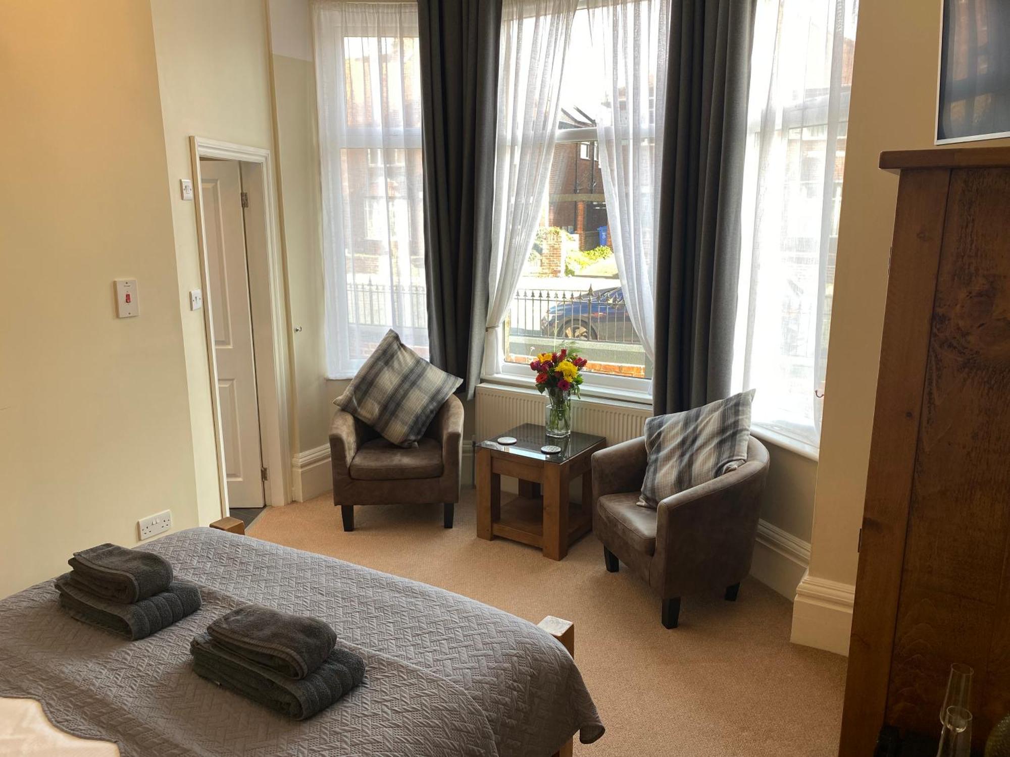 Double Room with Bay Window - Ground Floor