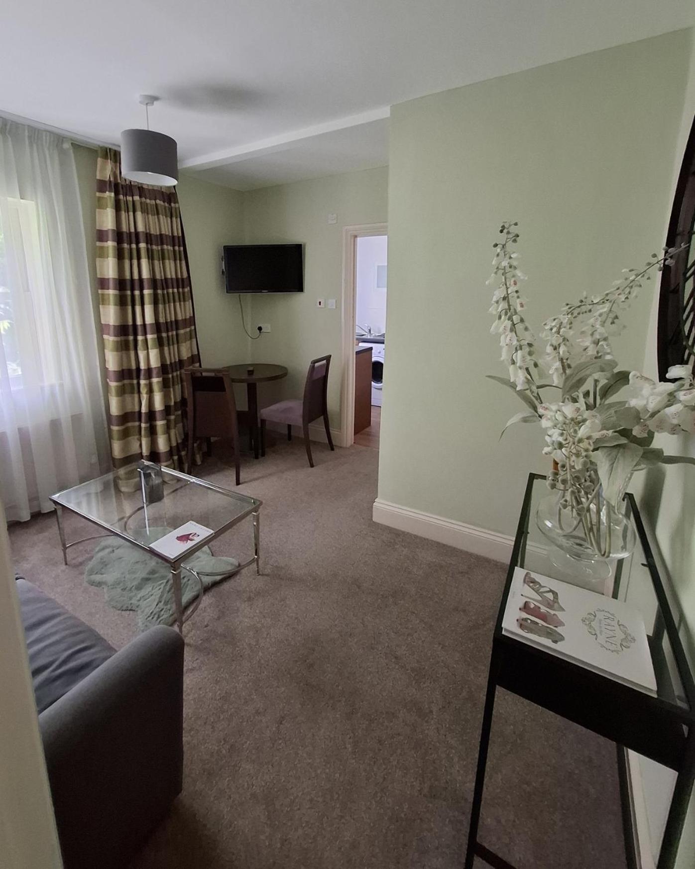 Classic One-Bedroom Apartment with King Bed