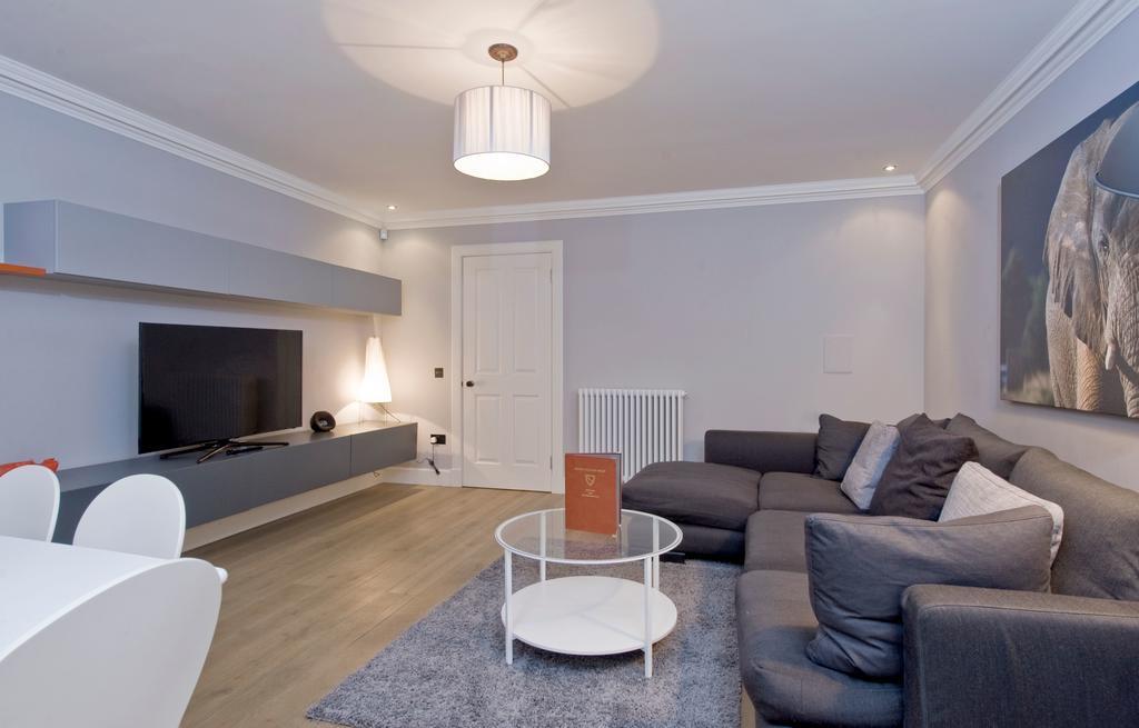 Deluxe Three-Bedroom Apartment