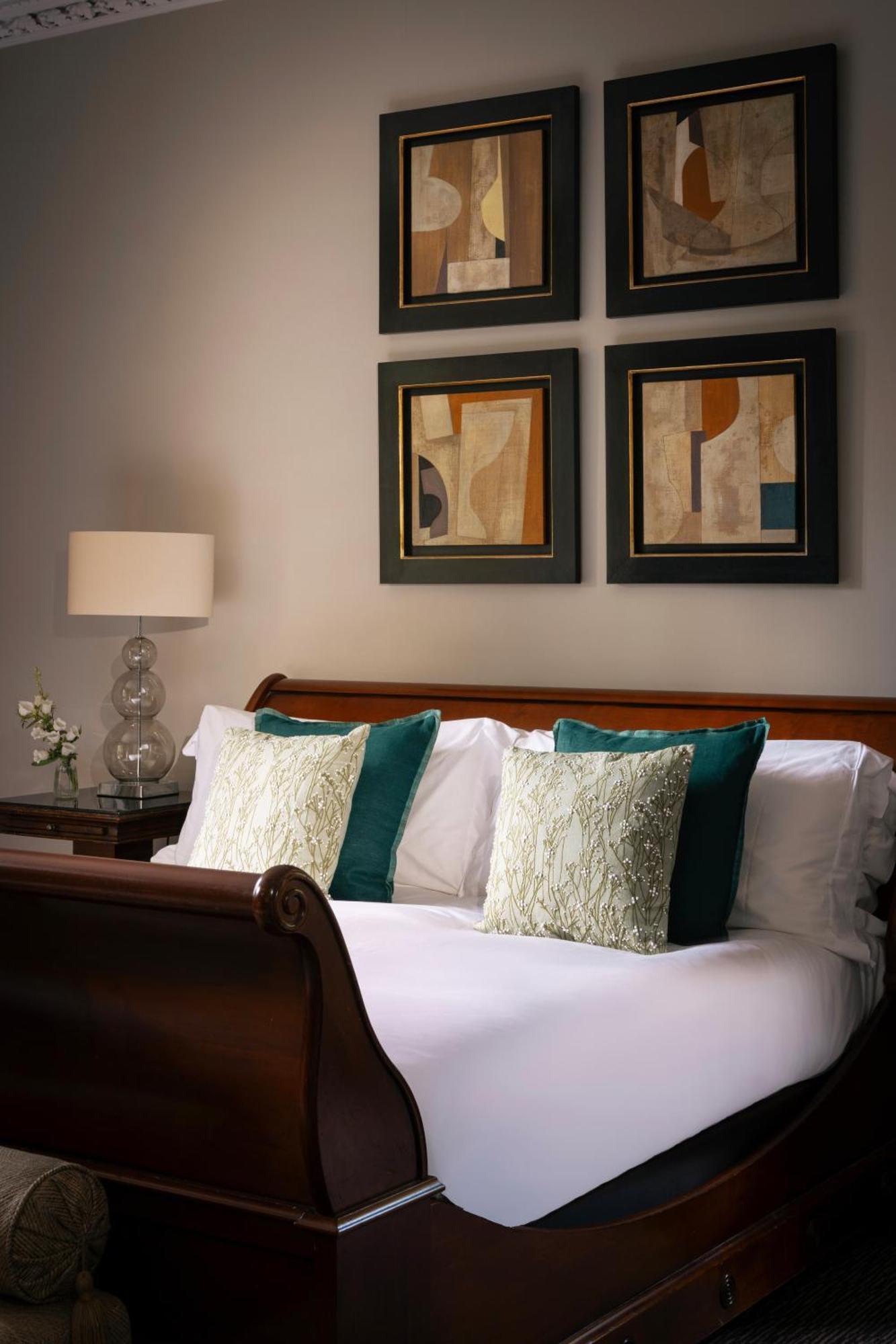 Feature Room,1742576154:JPEG