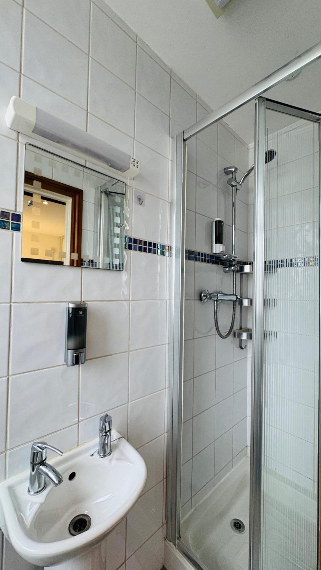 Budget Twin Room with Shared Bathroom