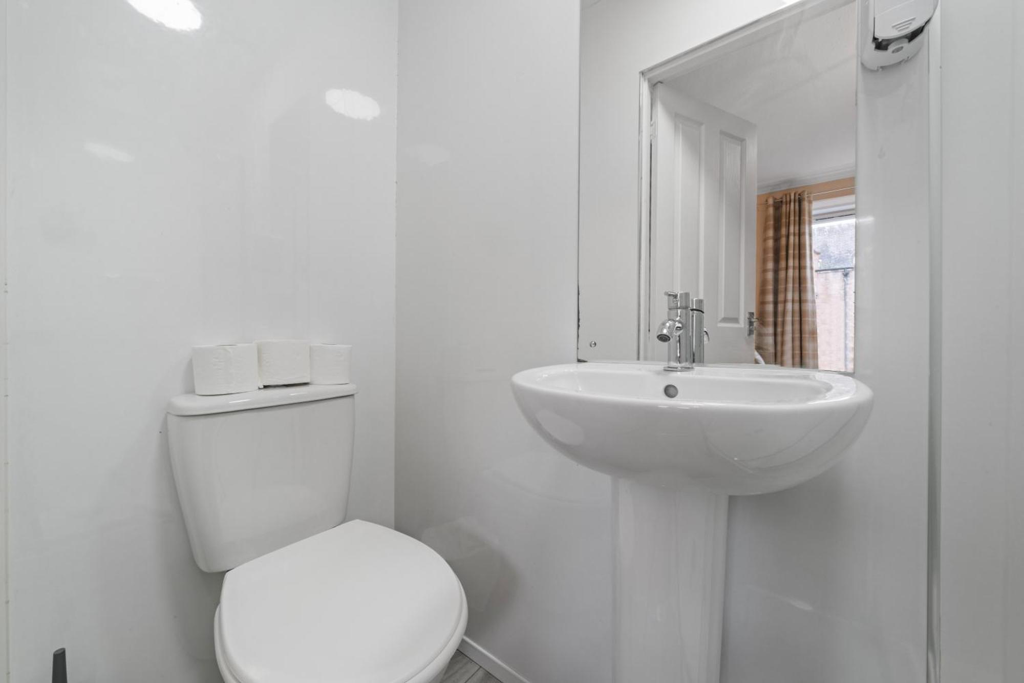 Classic Triple Room with Private Bathroom