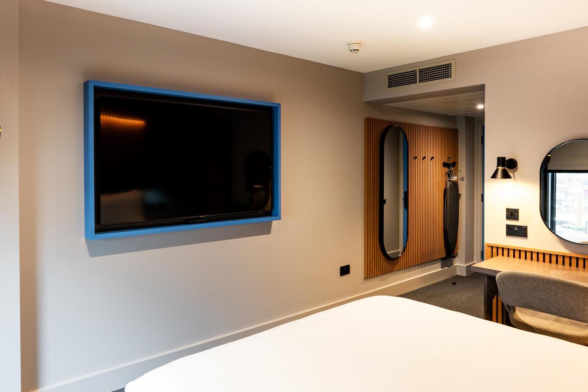 CLUB ROOM (FREE PARKING, GYM & POOL ACCESS)