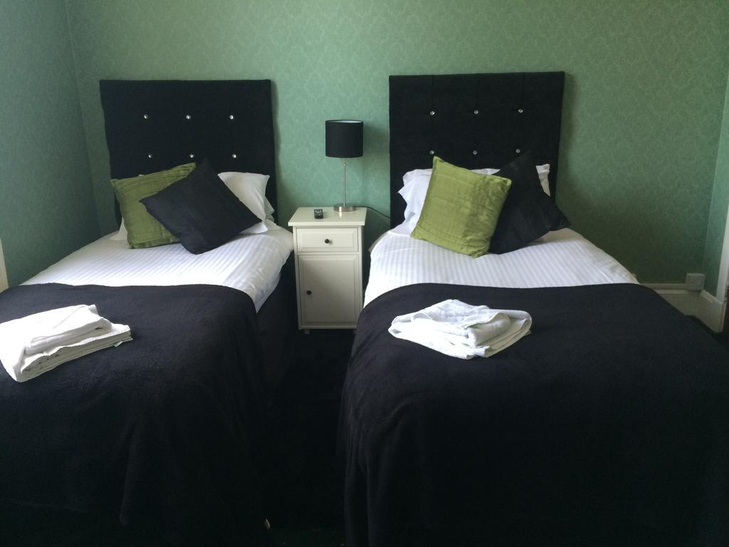 Large Ensuite Twin Room with Garden View