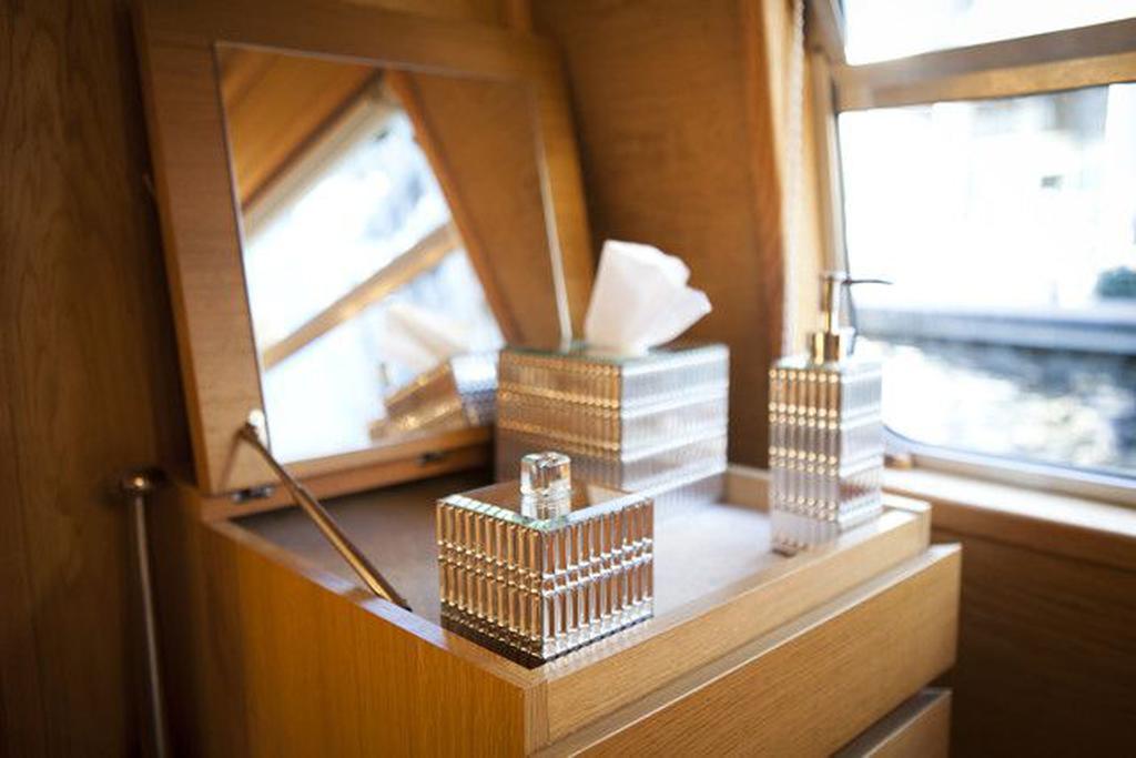 Deluxe Houseboat