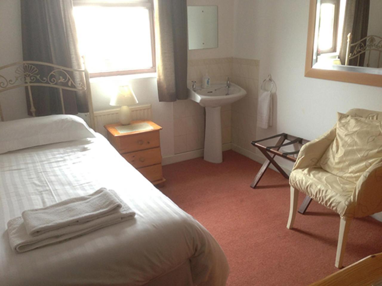 Single Room with Shared Bathroom