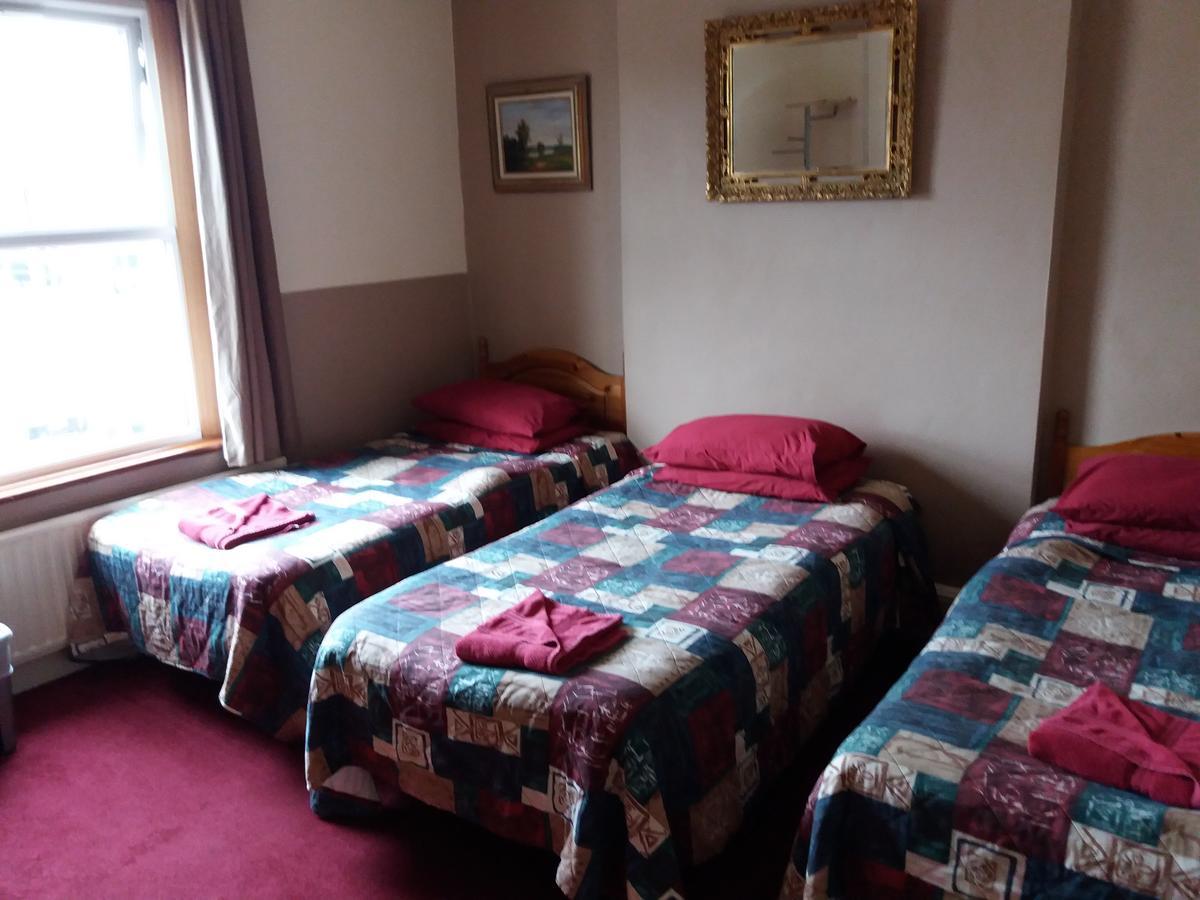Basic Triple Room with Shared Bathroom