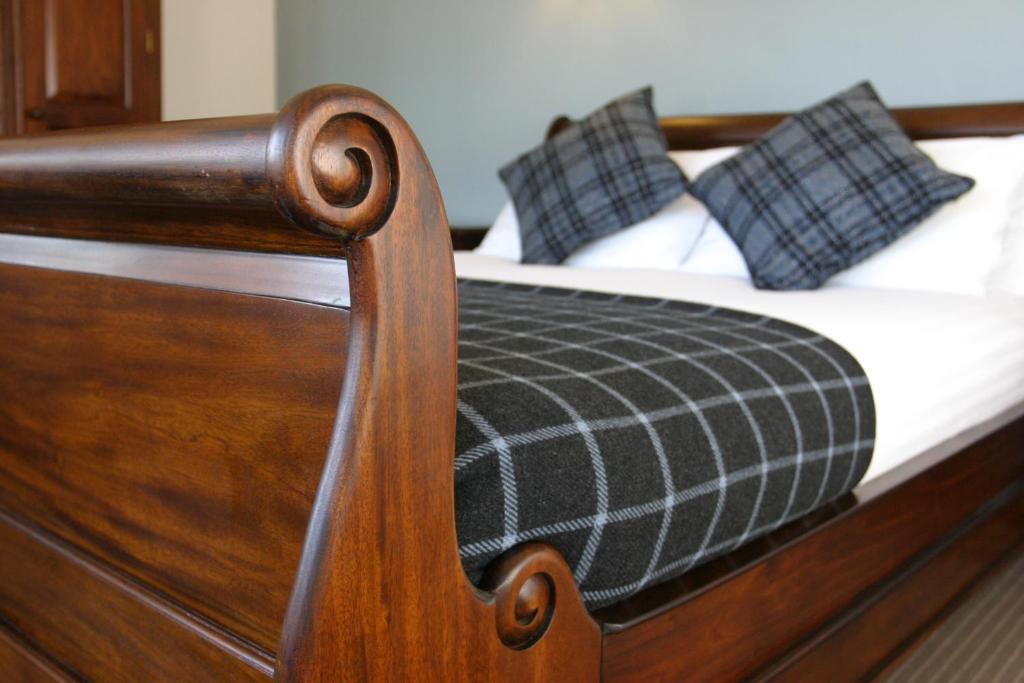 Zimmer mit Kingsize-Bett und Gartenblick.