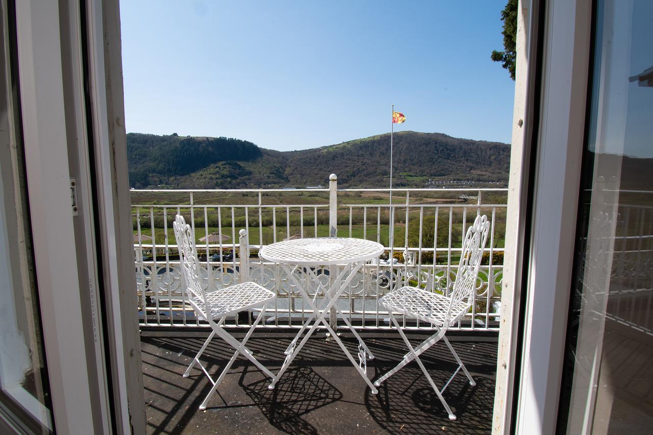 Quadruple Suite with Mountain View
