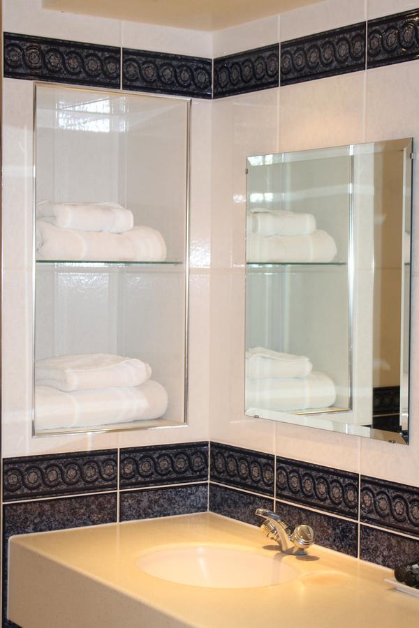Luxurious King Suite - Non-Smoking
