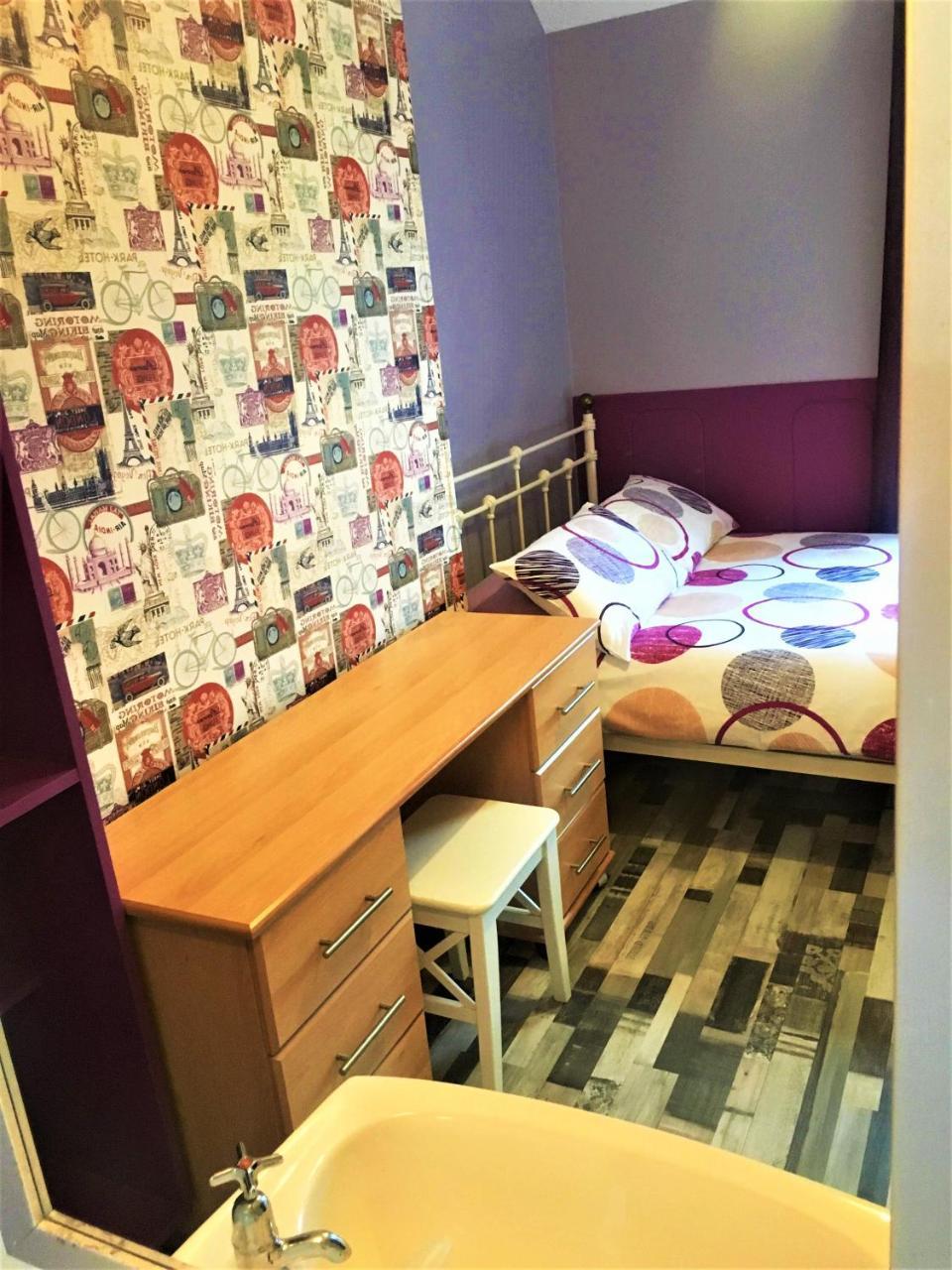Basic Double Room with Shared Bathroom (2 Persons)