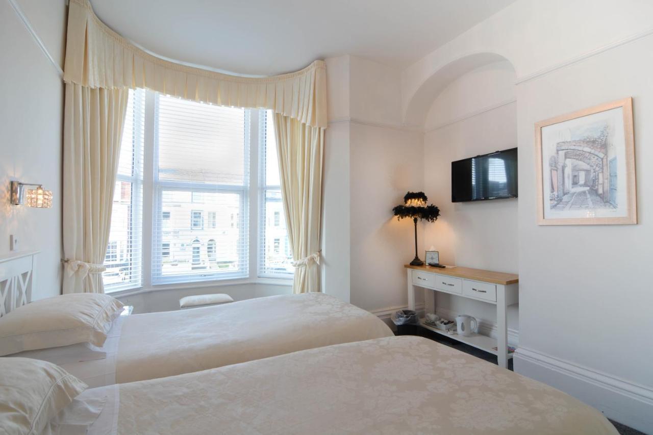 Room 6 - First Floor - En-suite Small Double Room