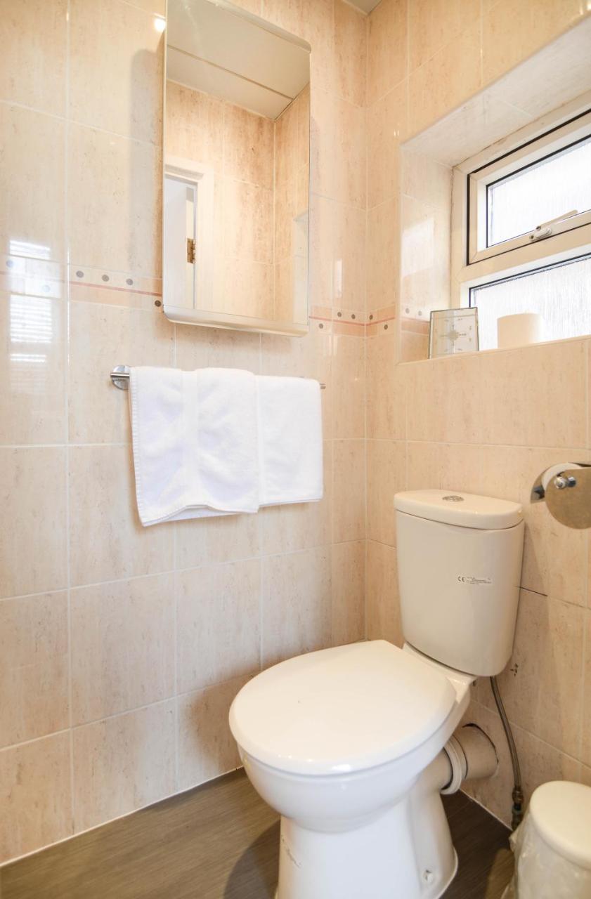 Room 4 - First Floor - En-suite Twin /Double Room