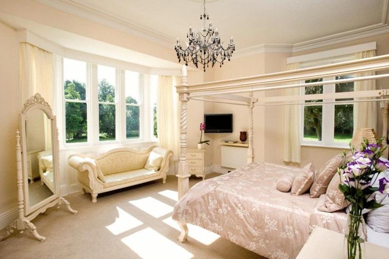 Feature Room