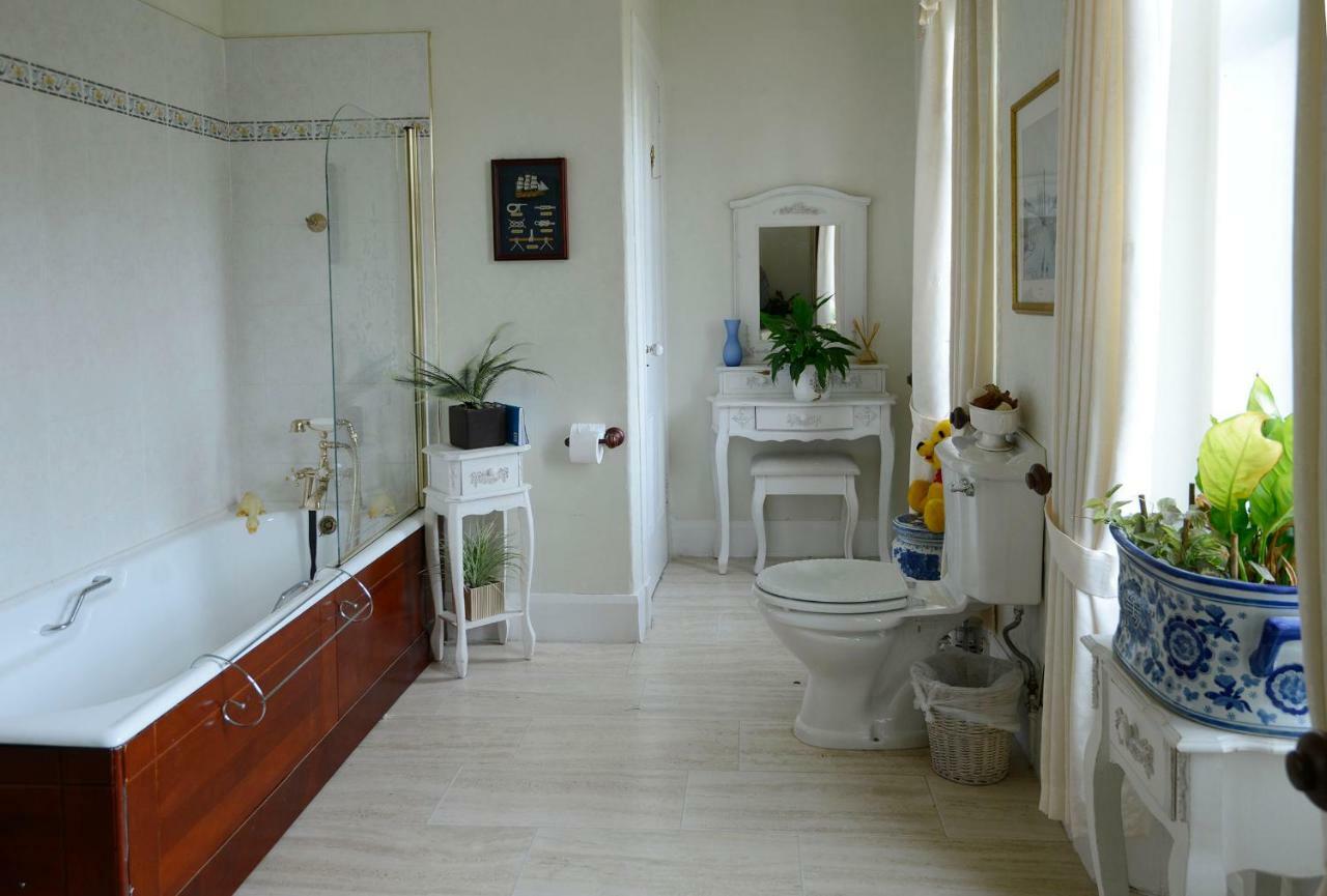 Twin Room with Private Bathroom (toilet ADJACENT to room)