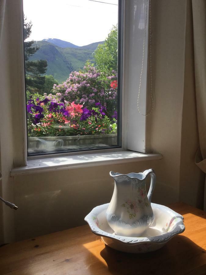 Single Room with Mountain View (ADJACENT private shower/ toilet)