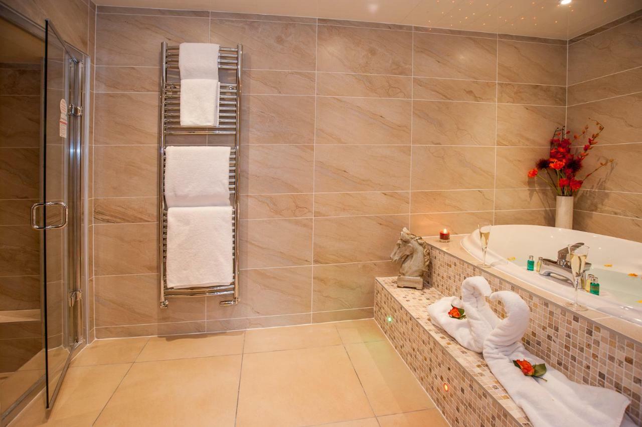 Luxuriöses Doppelzimmer mit Kingsize-Bett und Whirlpool-Badewanne - Ti Amo Suite